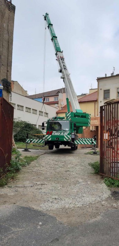 jeřáb už je na dvoře, takovej drobeček