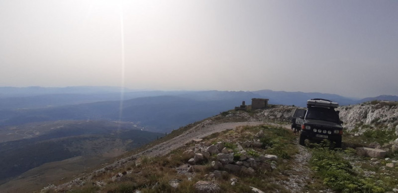 na kopci Brašina na Mostarem - už jsme v Bosně vyjeli na několik kopců, ale tenhle výjezd doopravdy stál za to - z necelých 80 do více než 1800 m. n. m., Mostar je tam někde úplně dole