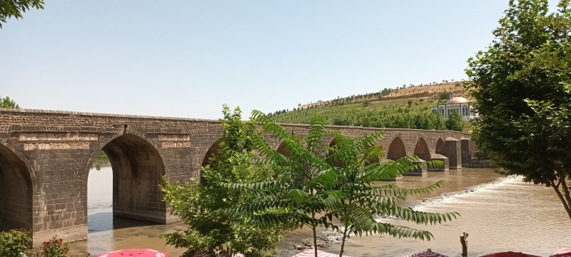 Most v Diarbakiru stáří skoro 2000 let, teda po rekonstrukci, první most přes Tigris v tomto kraji.