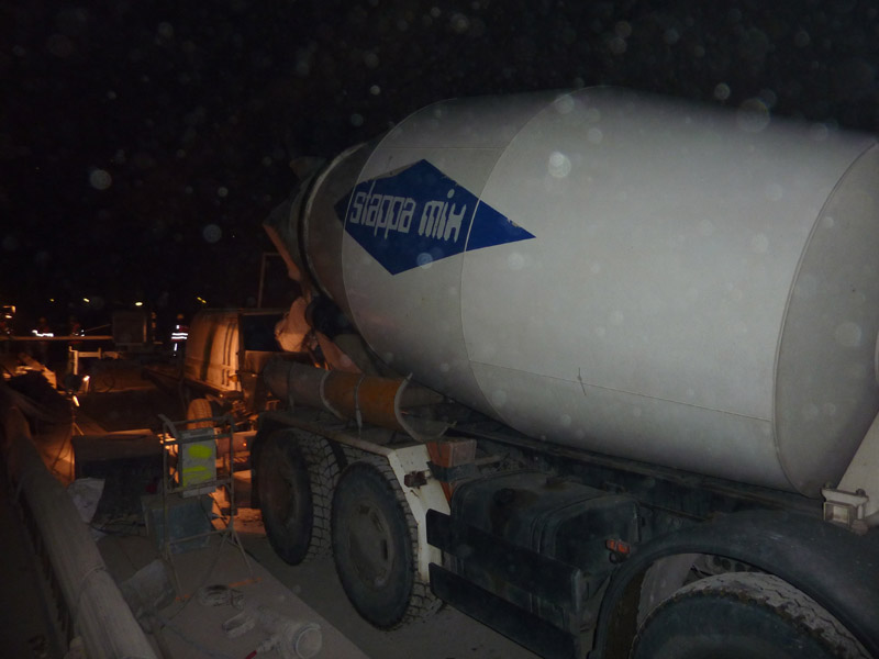 Betonáž podkladu tunelu.