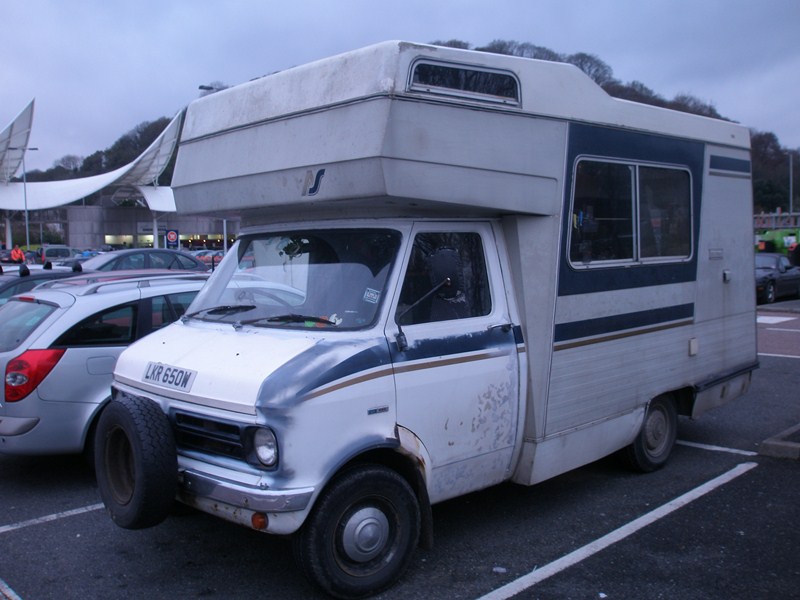 British gipsy style. Uvnitř zajímavý páreček, kamna na dřevo a hrozný bordel. Opel Bedford Blitz se mi ale dycky líbil...takový dodge po evropsku ;)