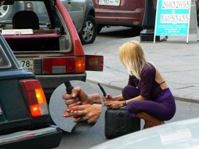 blondynka-doplnuje-benzin.jpg