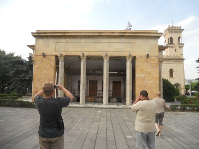 dum narozeni stalina v Gori. Jak je castecne patrne z obrazku, nad udajne skutecnym domkem narozeni postavili oslavne monstrum