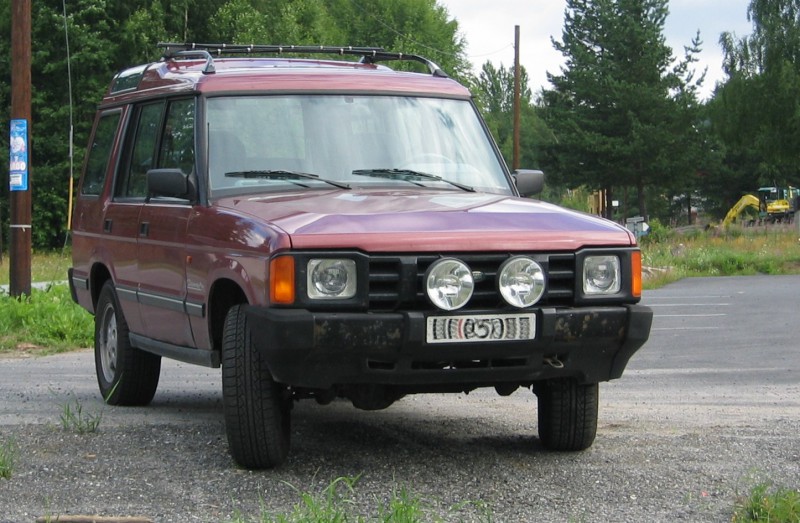 Land_Rover_Discovery_SI_maroon_front_q.jpg