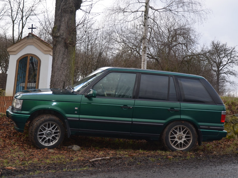 Na předním kole chybějící krytka, je tam jen středová matka