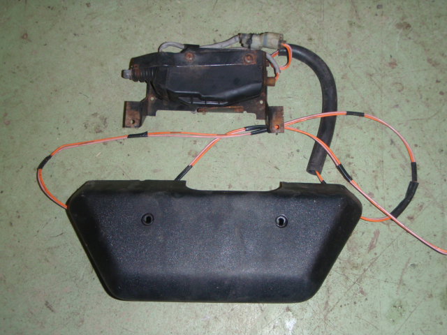 Zámek centrálu na vrchní tailgate,včetně držáku a plastového krytu.