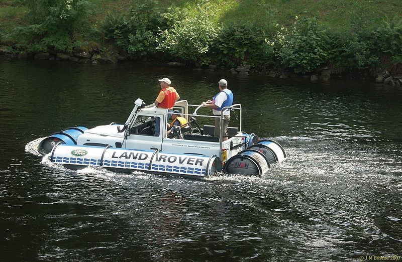 800px-PICT6224_1_AMPHIBIOUS_LAND_ROVER_1[1].jpg