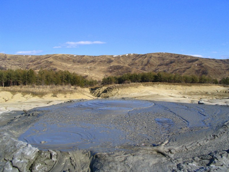 Volcans_de_boue_de_Berca_01.jpg